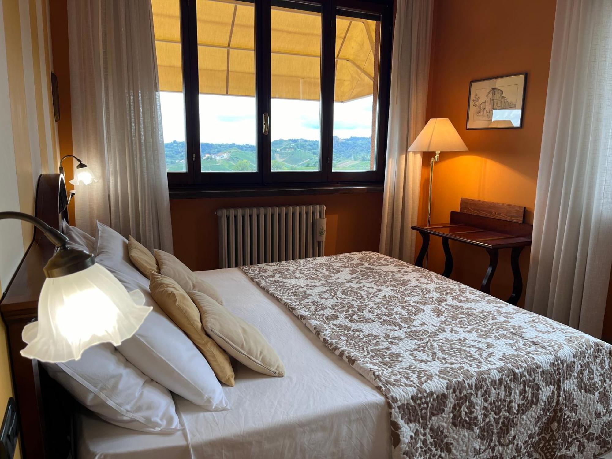 Belvedere Bike Hotel Montà Стая снимка