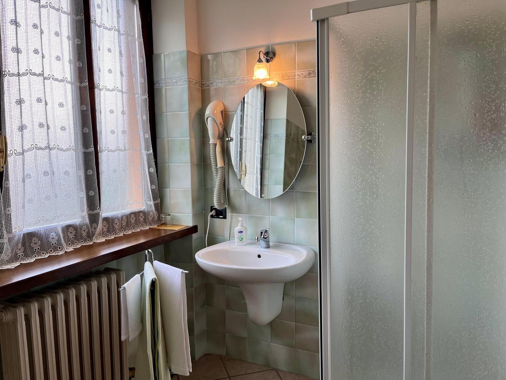 Belvedere Bike Hotel Montà Стая снимка