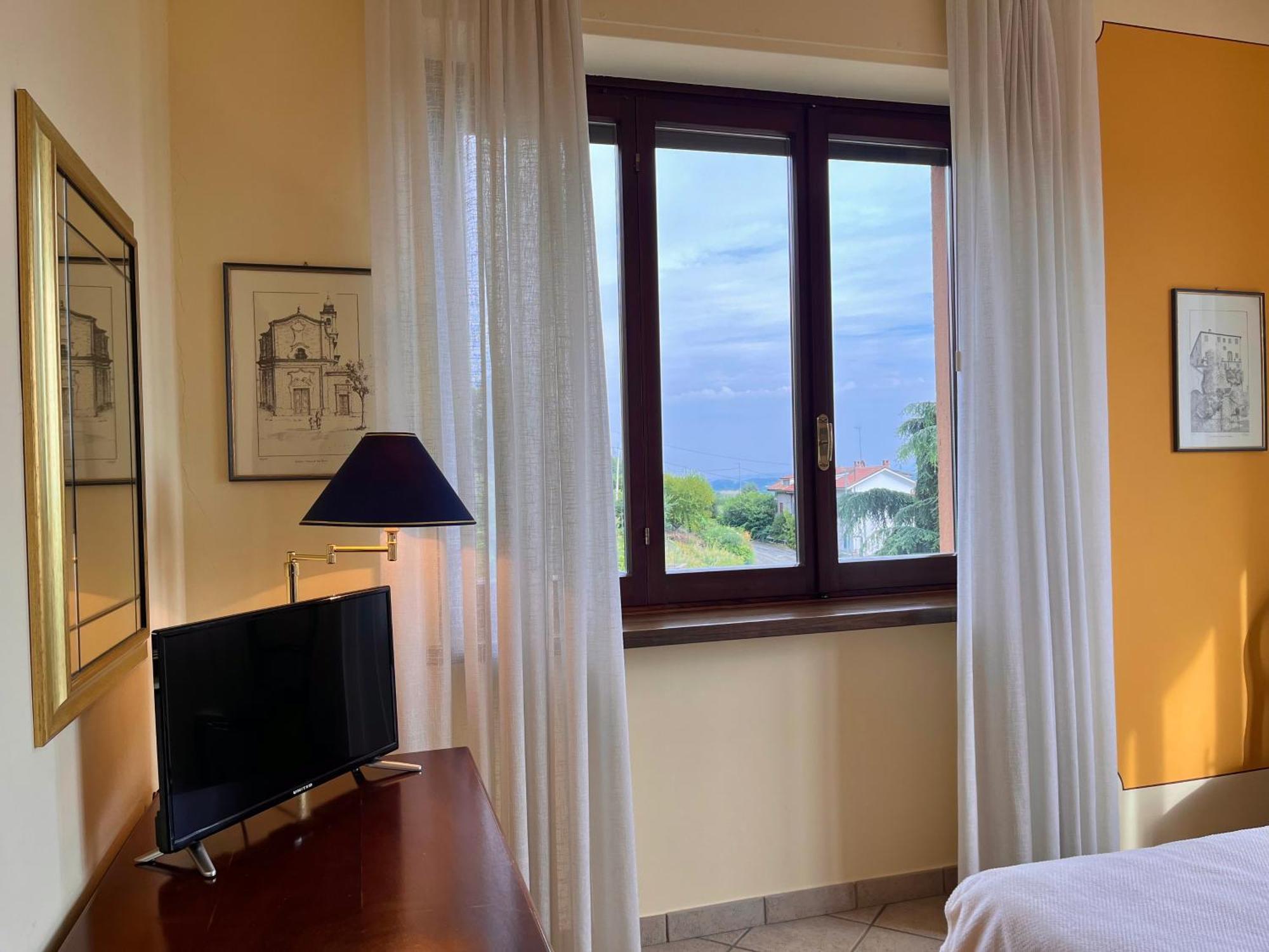 Belvedere Bike Hotel Montà Стая снимка