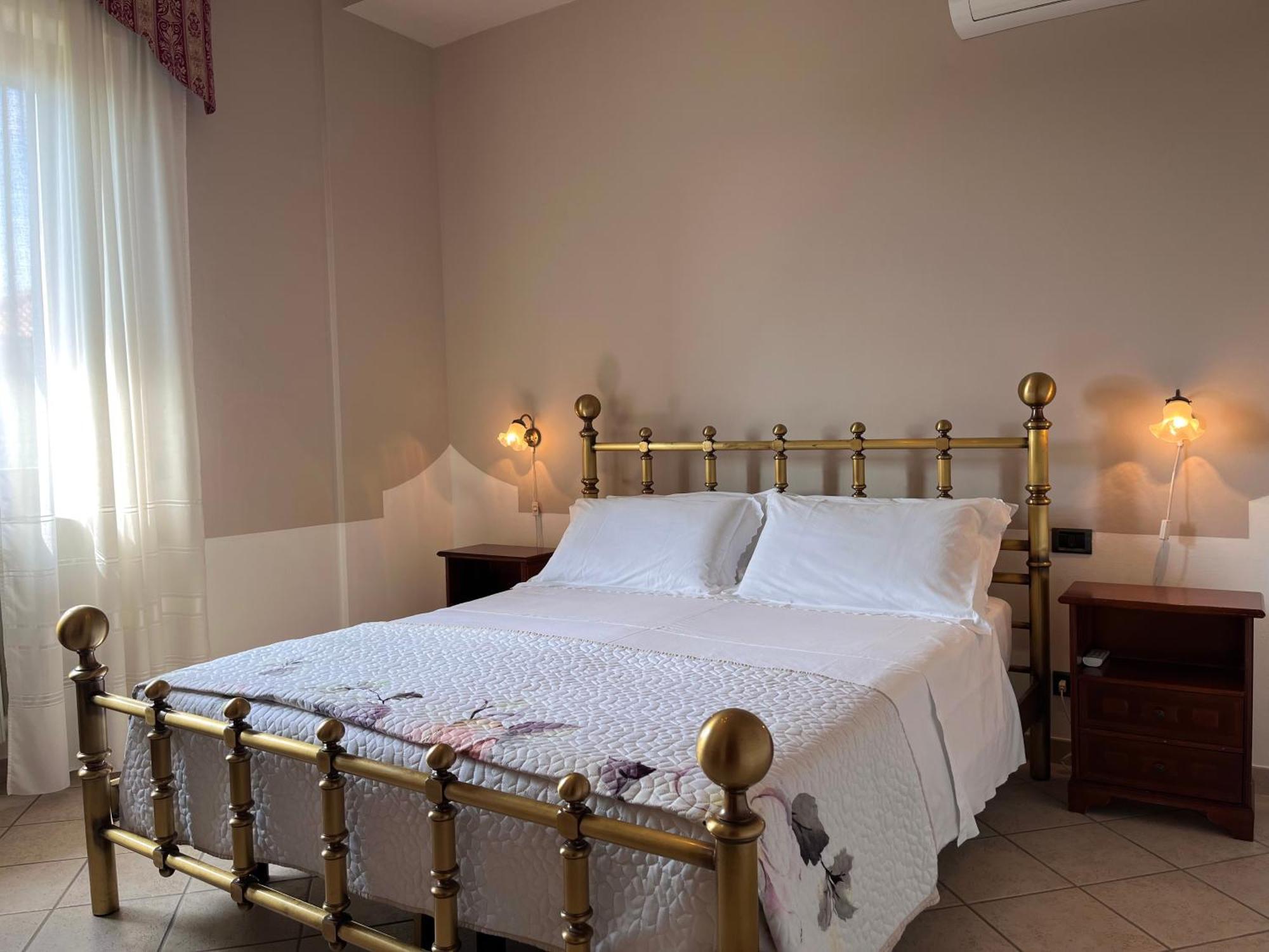 Belvedere Bike Hotel Montà Стая снимка